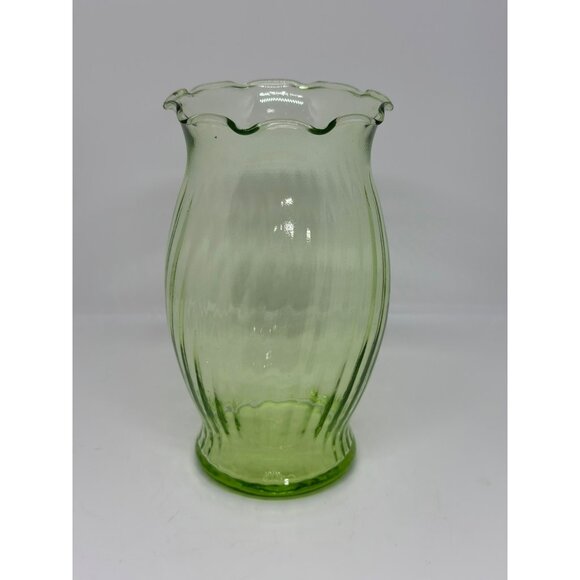 Vintage Emerald Green Glass Vase Swirl Pattern Ruffled Edge 6.5" Tall Classic - Picture 2 of 8